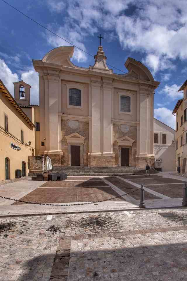 Piazza Mazzini a Calvi dell'Umbria, facciata di Santa Brigida e Oratorio