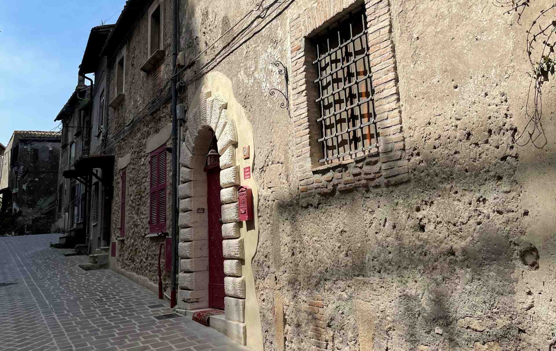 Il borgo di Giove in provincia di Terni con particolare di un portale bugnato
