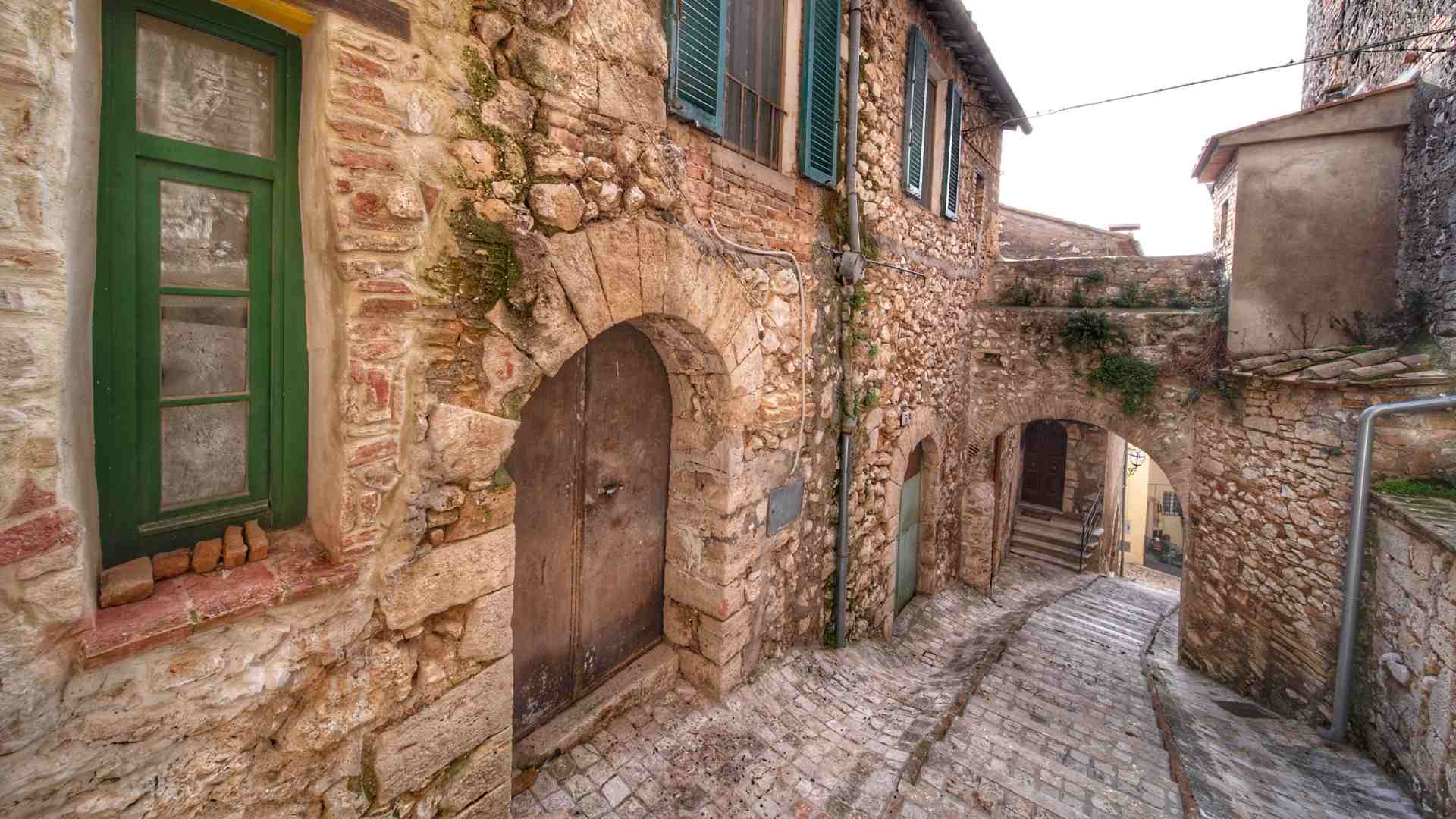 Vicoli del centro storico di Calvi dell'Umbria in provincia di Terni