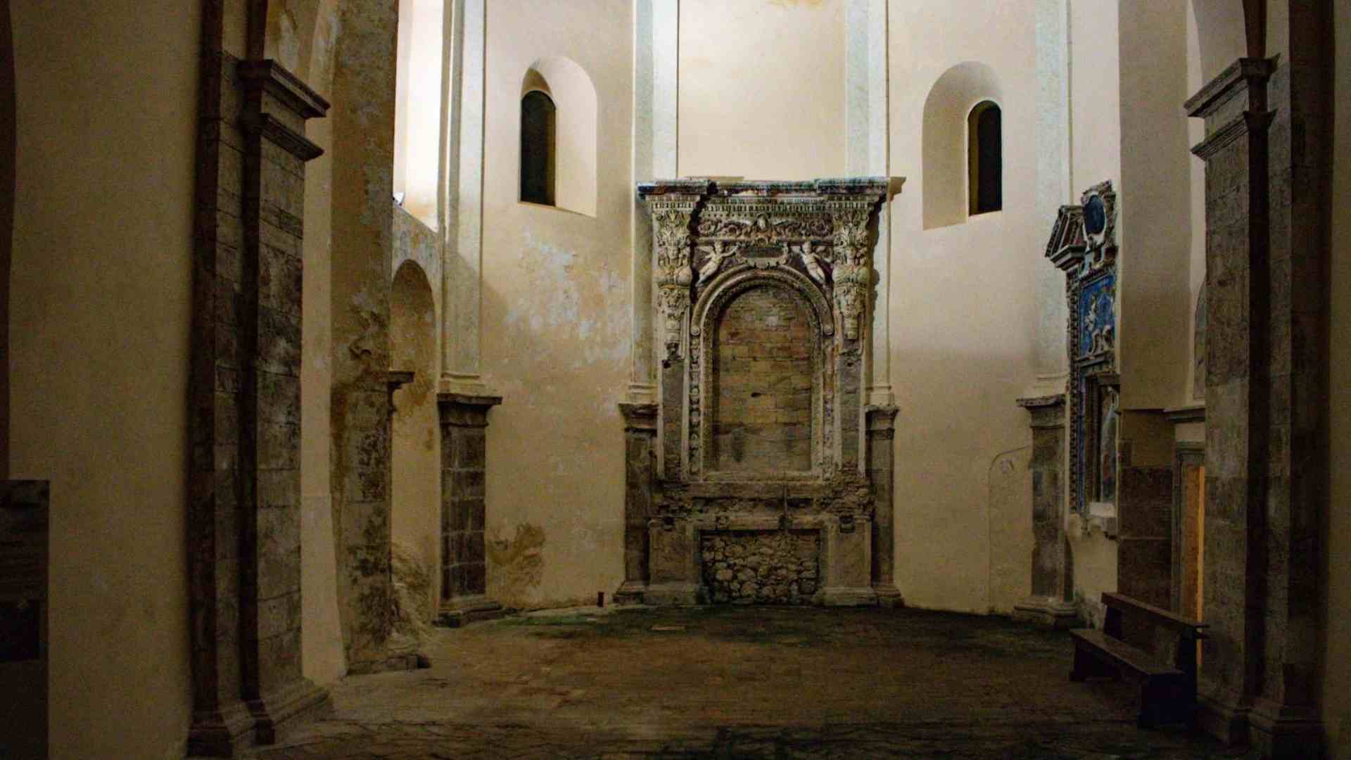 09-resti-altare-centrale-chiesa-della-ss-trinità-calvi-dell-umbria