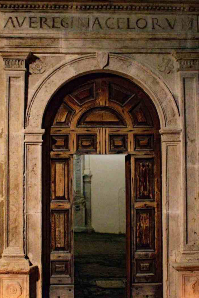 focus-portale-chiesa-della-ss-trinità-calvi-dell-umbria