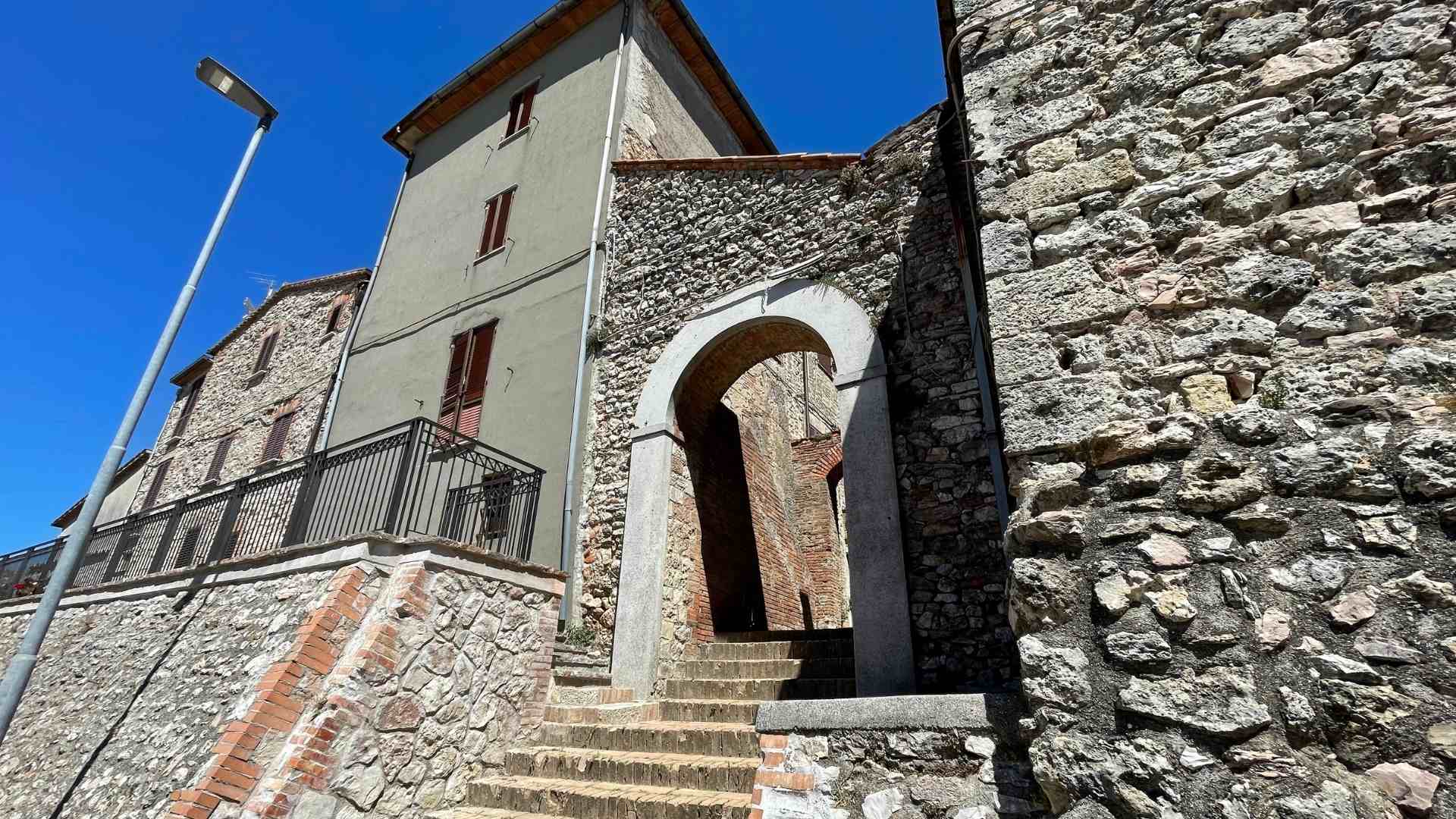 20-particolare-dell-ingresso-castello-di-dunarobba-avigliano-umbro