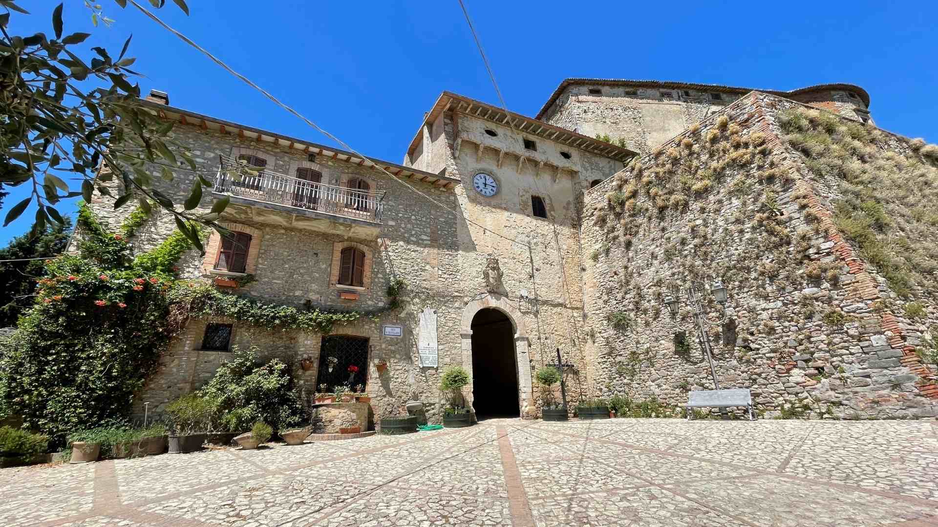 25-panoramica-ingresso-al-castello-di-sismano-avigliano-umbro