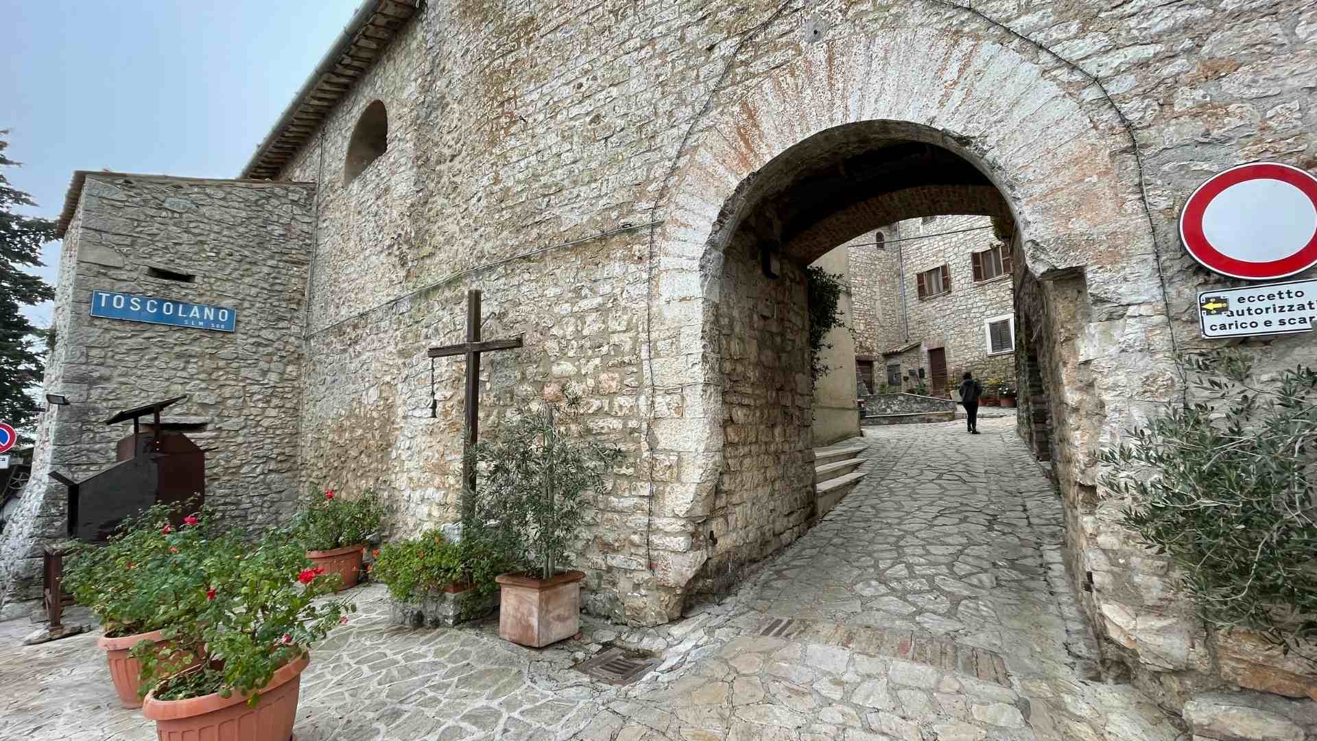 40-ingresso-al-castello-di-toscano-avigliano-umbro