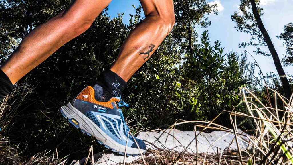 Particolare di una scarpa da trail di una runner che sta percorrendo il tracciato dell'Ameria Trail