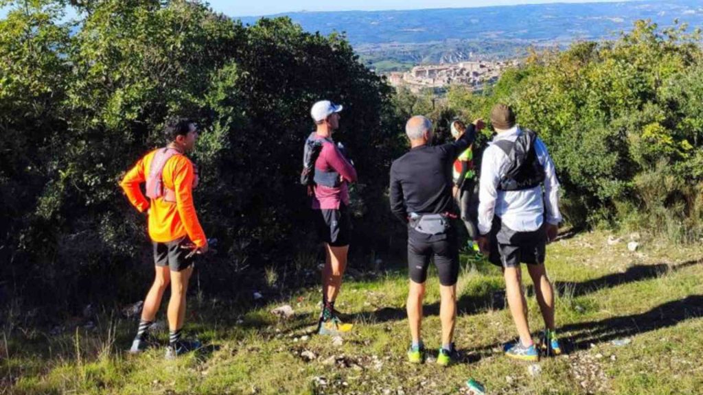 Runners lungo il percorso dell'Ameria Trail in vista di Lugnano in Teverina