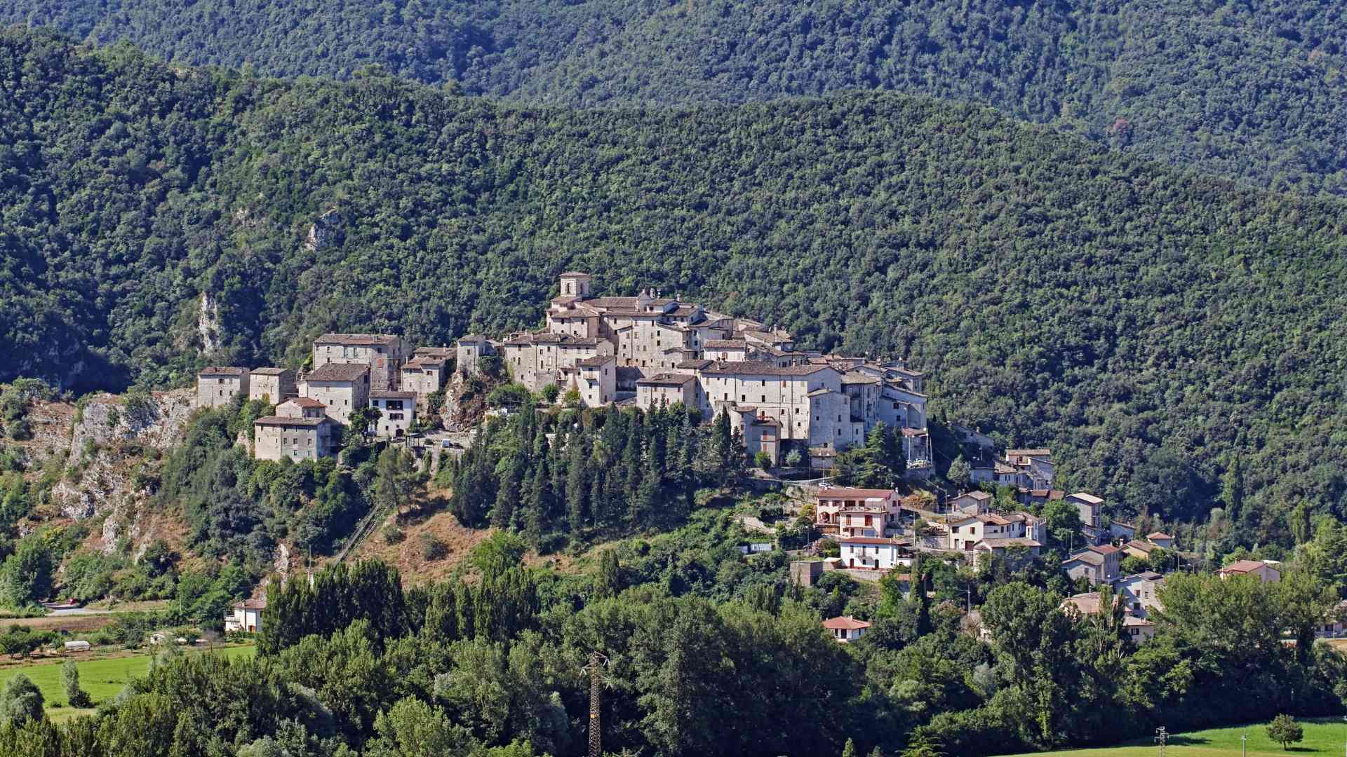 Il borgo di Casteldilago in Valnerina