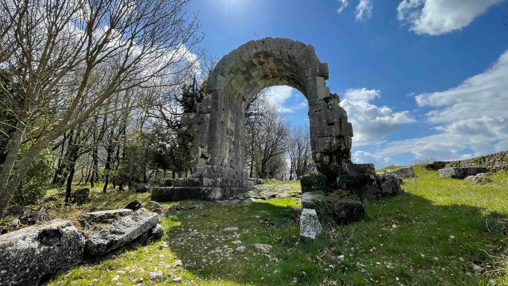 L'Arco di San Damiano, ingresso sull'antica via Flaminia all'Area Archeologica di Carsulae, municipio romano