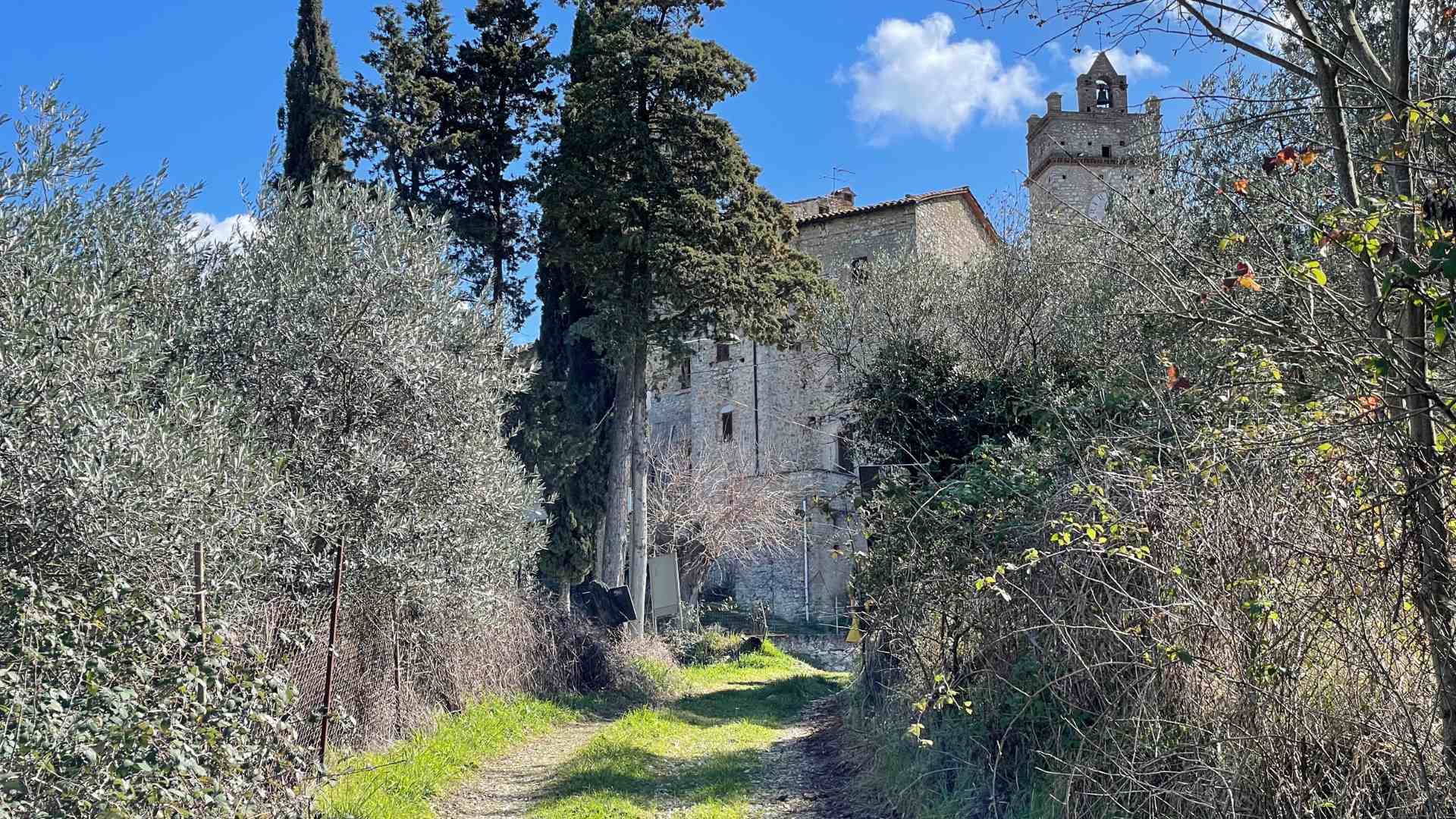 Sentiero con arrivo al castello e borgo di Portaria