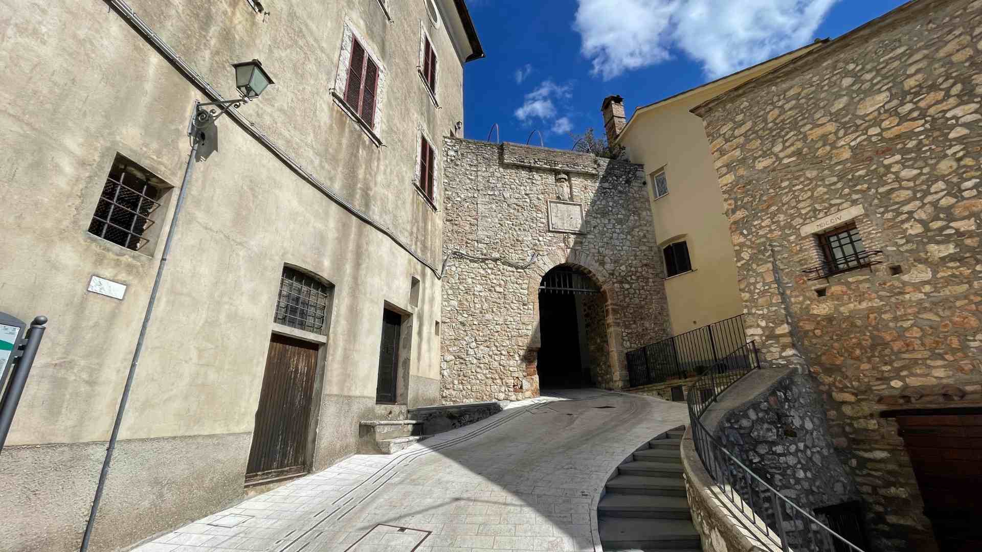 Ingresso basso al borgo e castello di Portaria