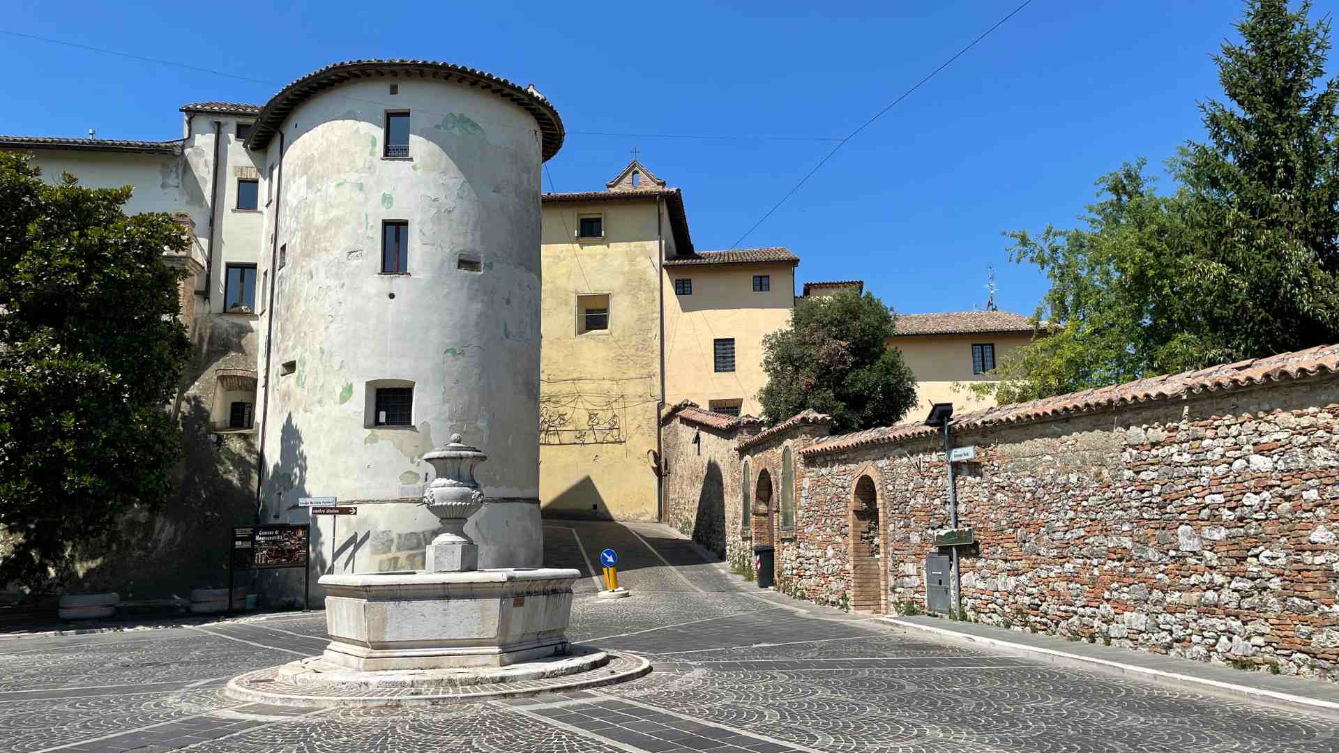fontana-asso-di-coppe-e-torre-medievale